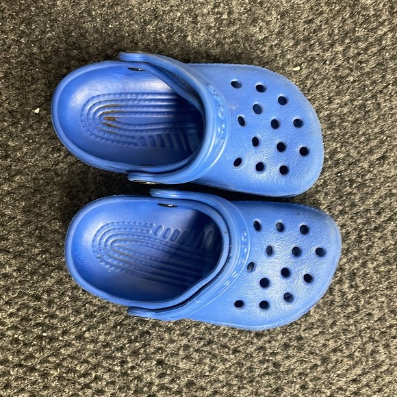 CROCs Blue Kids Clogs Slip On Rubber Shoes Size 6/7 Unisex Girls Boys Washable - Picture 2 of 4